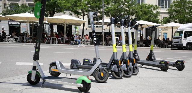 Varios patinetes estacionados en una calle céntrica de Madrid, a 9 de junio de 2021, en Madrid (España).