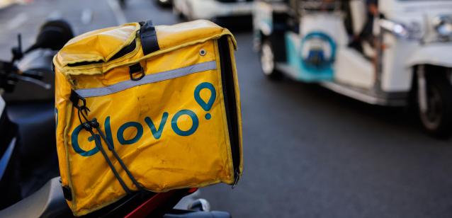 Una mochila de Glovo por una calle del centro de Madrid.