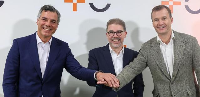 El general manager de MásMóvil, Germán López, el consejero delegado de Orange España, Ludovic Pech, y el CEO de Yoigo, Meinrad Spenger
