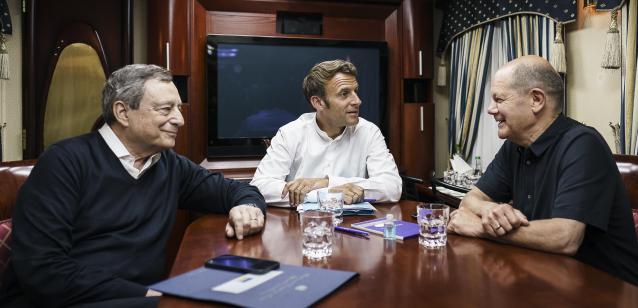 Draghi (i), Macron (c) y Scholz (d) durante su visita a Ucrania en 2022.