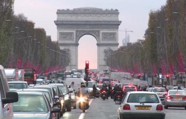 Los Campos Elíseos de París atestados de coches.