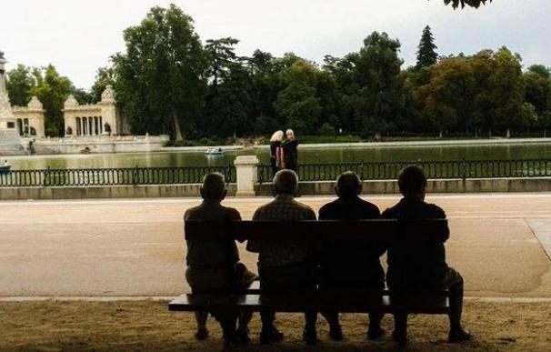Un grupo de jubilados en el Parque del Retiro de Madrid