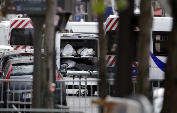 Evacuación de los cadáveres de la Sala Bataclan de París, tras los ataques del 13N (AFP PHOTO / KENZO TRIBOUILLARD)