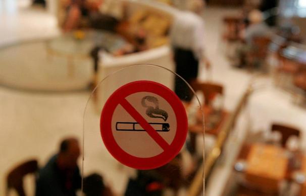 La hostelería reclama habitáculos cerrados sin servicio para los fumadores