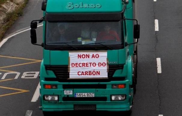 Un centenar de camioneros protestan en Ferrol contra el decreto del carbón