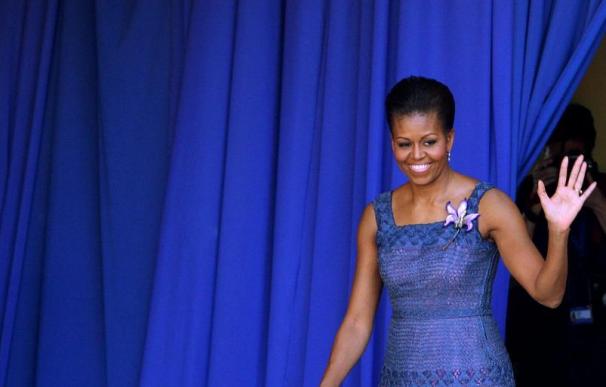 La esposa de Piñera intenta enseñar a bailar cueca a Michelle Obama en la cena de gala