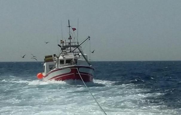 Rescatado un pesquero a la deriva con seis tripulantes a 19 millas de Barbate