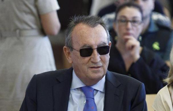 La Audiencia de Castellón suspende la entrada en prisión de Carlos Fabra mientras se tramita el indulto