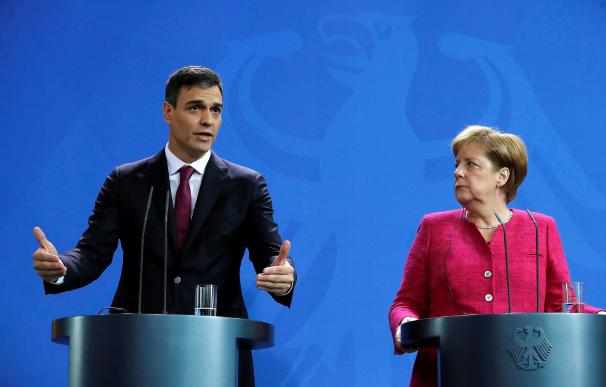 Pedro Sánchez en rueda de prensa en Berlín con Angela Merkel.