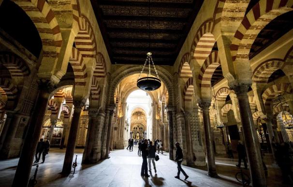 Varios turistas recorren el interior de la Mezquita-Catedral de Córdoba. ( EFE)