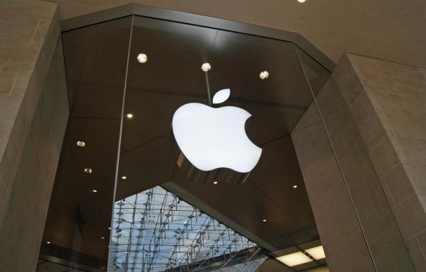 Logo de Apple en su tienda en París.