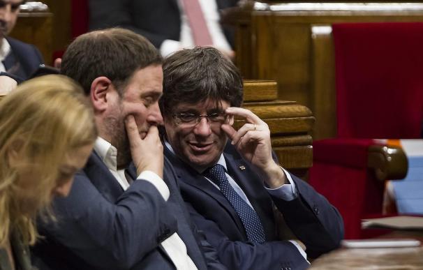 Junqueras y Puigdemont en el Parlament en imagen de archivo / Q. GARCÍA / EFE