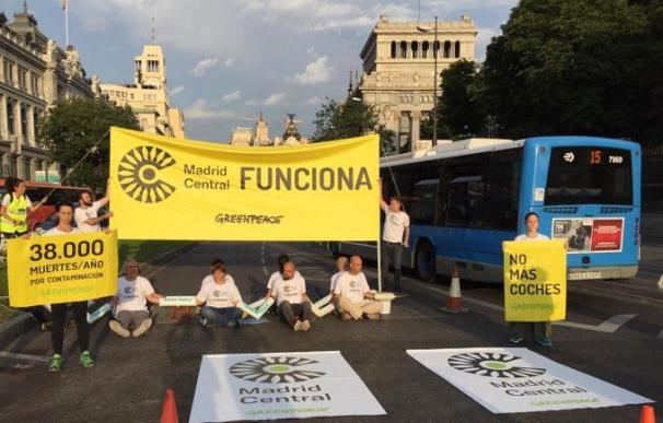 Varios activistas de Greenpeace han cortado el acceso a Madrid Central. / Greenpeace