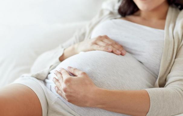 Una mujer embarazada, embarazo, maternidad, estética postparto