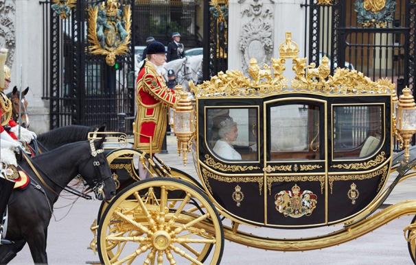 La Reina Isabel II de Inglaterra durante la ceremonia de apertura del Parlamento. /rct.uk