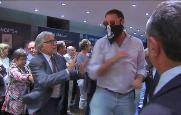 Uno de los asaltantes de Blanquerna pasa junto al diputado Josep Sánchez i Llibre