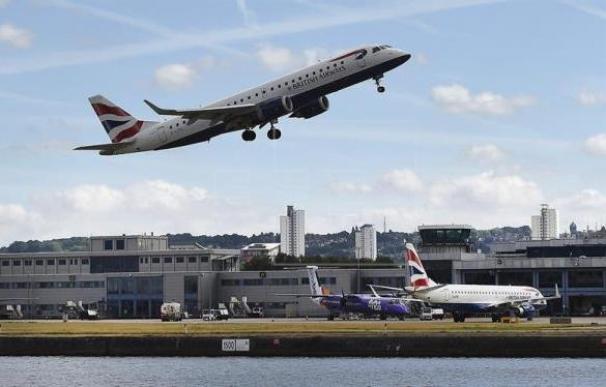 Un avión de British Airways despega del London City Airport.