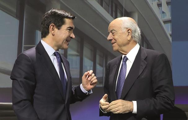 Francisco González en animada charla con su sucesor, Carlos Torres