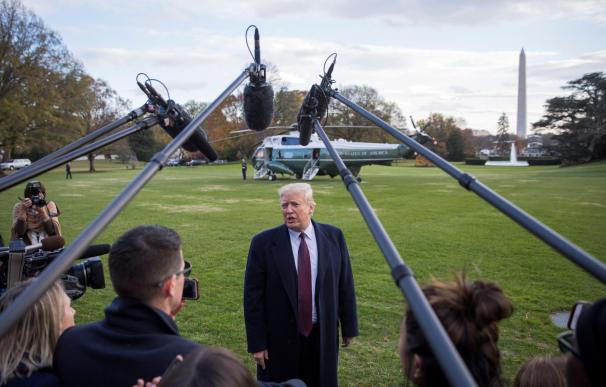 El presidente de los Estados Unidos Donald Trump se despide antes de abordar el Marine One (EFE)
