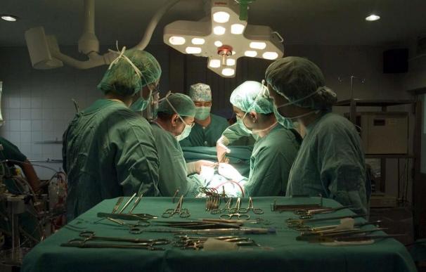 Cirujanos médicos hospital quirófano intervención