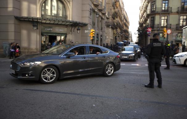 El coche oficial del presidente del Gobierno, Pedro Sánchez, escoltado por otros dos coches y un cordón de seguridad en Barcelona