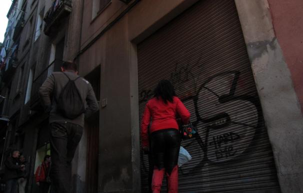 Prostitución en la calle Robadors, en el barrio del Raval de Barcelona