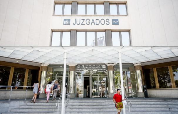 Personas entran por la puerta de los Juzgados de Instrucción ubicados en la Plaza de Castilla de Madrid.