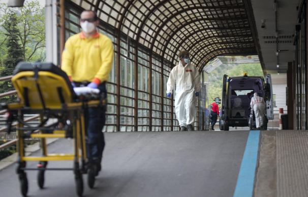 Trabajadores sanitarios en la entrada de Urgencias del Hospital Trueta de Girona durante el confinamiento