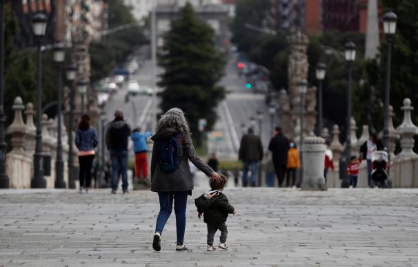 Padres e hijos pasean por Madrid este domingo en el que se cumplen 43 días de confinamiento y en el que más de seis millones de niños menores de 14 años pueden salir a la calle una hora al día, junto a un adulto y a un kilómetro como máximo de sus casas.
