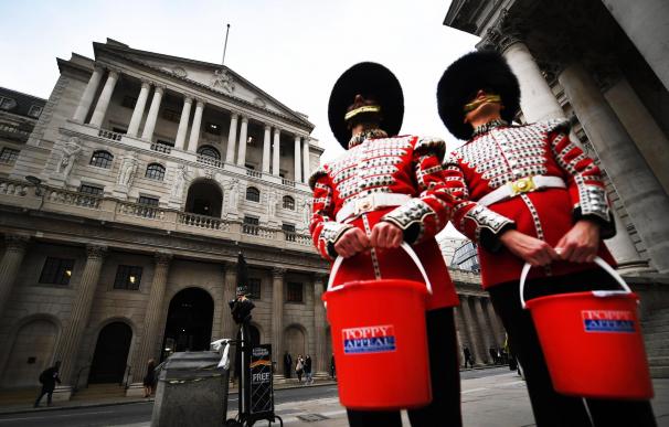 Guardias Granaderos en campaña de Amapola, en las inmediaciones del Banco de Inglaterra, en Londres (EFE/ Andy Rain)