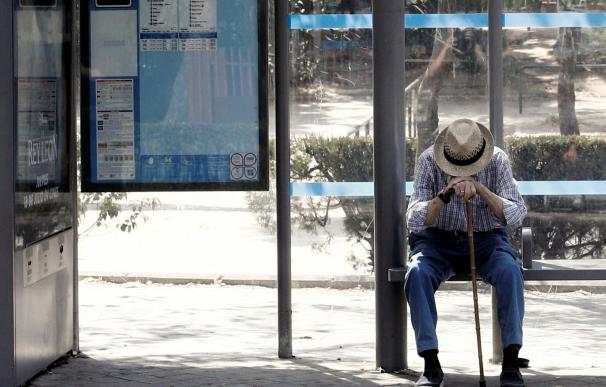 Un anciano espera el autobús