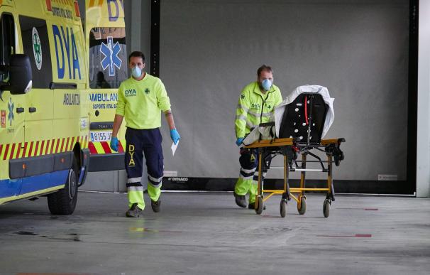 Miembros de una ambulancia del DYA Navarra procede al traslado de un paciente en el Complejo Hospitalario de Navarra durante a Pandemia Covid-19 en Abril 28, 2020 en Pamplona, Navarra, España