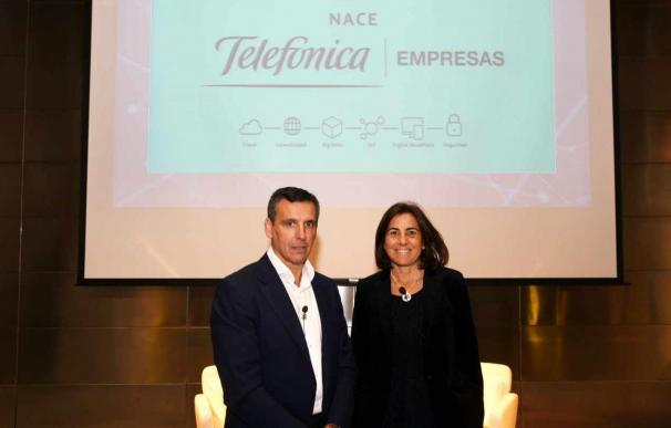 Jose Cerdán, jefe de Telefónica Tech, junto a la CEO de Telefónica España