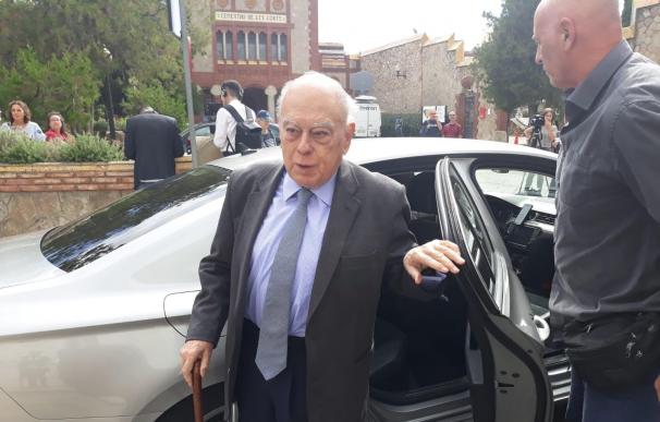 El expresidente de la Generalitat Jordi Pujol llegando al Tanatorio de Les Corts