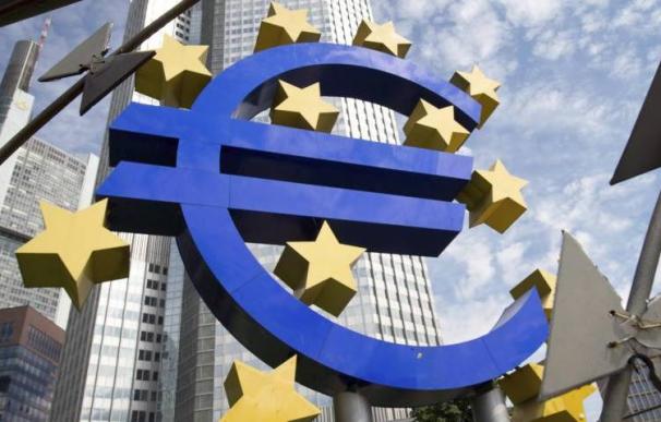 Vista de la escultura con el logo del euro que decora los alrededores de la sede del Banco Central Europeo (BCE) en Fráncfort (Alemania). Efe