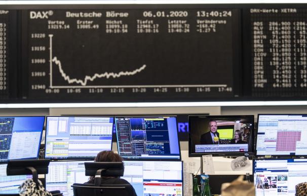 06 January 2020, Hessen, Frankfurt_Main: A stock trader works on the Frankfurt Stock Exchange, as the conflict between the USA and Iran has further unsettled investors in the German stock market. The Dax temporarily slipped below the 13,000 mark, a low for four weeks. Photo: Boris Roessler/dpa ONLY FOR USE IN SPAIN 06 January 2020, Hessen, Frankfurt_Main: A stock trader works on the Frankfurt Stock Exchange, as the conflict between the USA and Iran has further unsettled investors in the German stock market. The Dax temporarily slipped below the 13,000 mark, a low for four weeks. Photo: Boris Roessler/dpa (Foto de ARCHIVO) 6/1/2020 ONLY FOR USE IN SPAIN