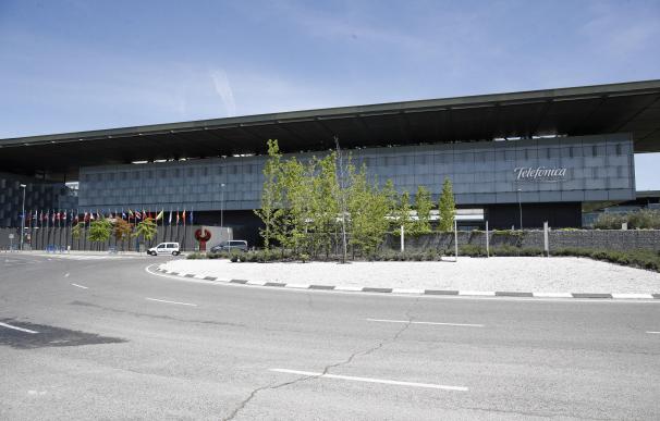 Vista exterior del edificio de la sede de Telefónica, situado en la Ronda de la Comunicación de Madrid.