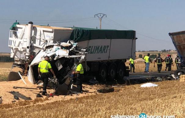 Mueren dos conductores en un choque de camiones en Macotera (Salamanca)
