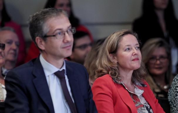 El gobernador del Banco de España, Pablo Hernández de Cos y la ministra de Economía en funciones, Nadia Calviño, durante el coloquio con motivo del Día de la Educación Financiera, en Madrid (España), a 7 de octubre de 2019.