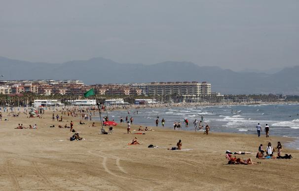 En la provincia de Valencia, la playa preferida por los viajeros es la de la Malvarrosa. Es la playa principal de la capital de la región, uno de los destinos turísticos más visitados. Se trata de una playa muy ancha (de 60 metros) y de casi dos kilómetros de extensión.