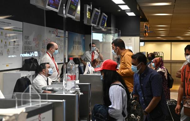 Viajeros en e Aeropuerto de Barajas durante la crisis del coronavirus