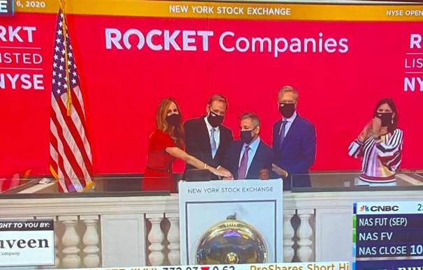 El fundador y presidente Dan Gilbert, el CEO Jay Farner y otros ejecutivos de Rocket Companies tocaron la campana de apertura en la Bolsa de Nueva York