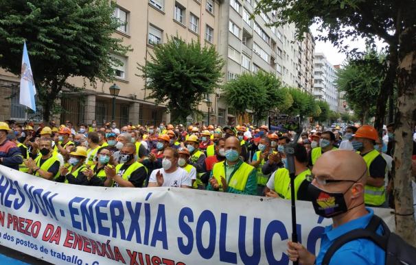 Trabajadores de Alcoa se concentran ante el Parlamento gallego para pedir un negociación "sin condiciones"