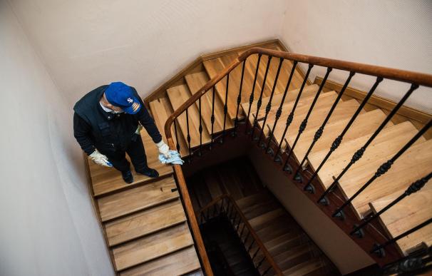 Imagen del interior de una escalera en un bloque de viviendas de Madrid.