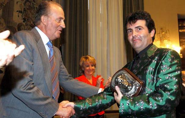 Xavier Sala i Martín recibe del rey Juan Carlos I un premio económico en el año 2004.