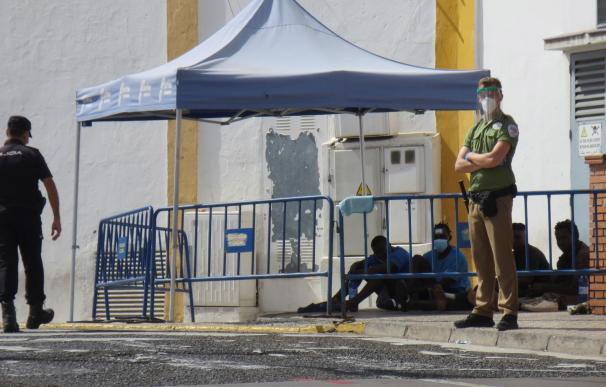 Un migrante fallecido y tres guardias civiles heridos en un nuevo salto a la valla de Melilla