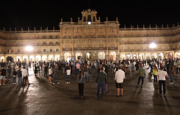 Cientos de empresarios hosteleros se manifiestan en la plaza mayor de Salamanca contra el cierre de sus locales.