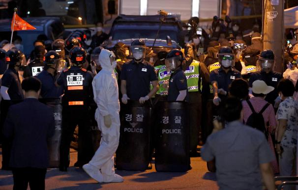 Varios policías y sanitarios controlan a varias personas en Corea del Sur, donde han vuelto las restricciones.