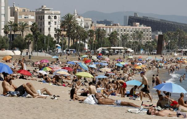 La playa de la Barceloneta de Barcelona. EFE/Andreu Dalmau/Archivo