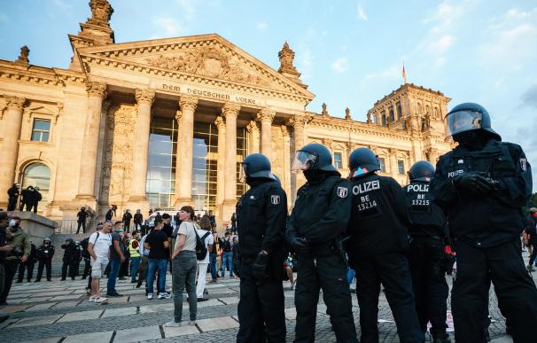 Alemania policía protestas Berlín negacionistas coronavirus